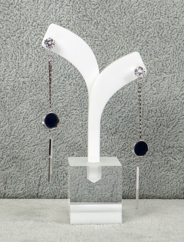 Dangling earrings with a black round stone in a modern way