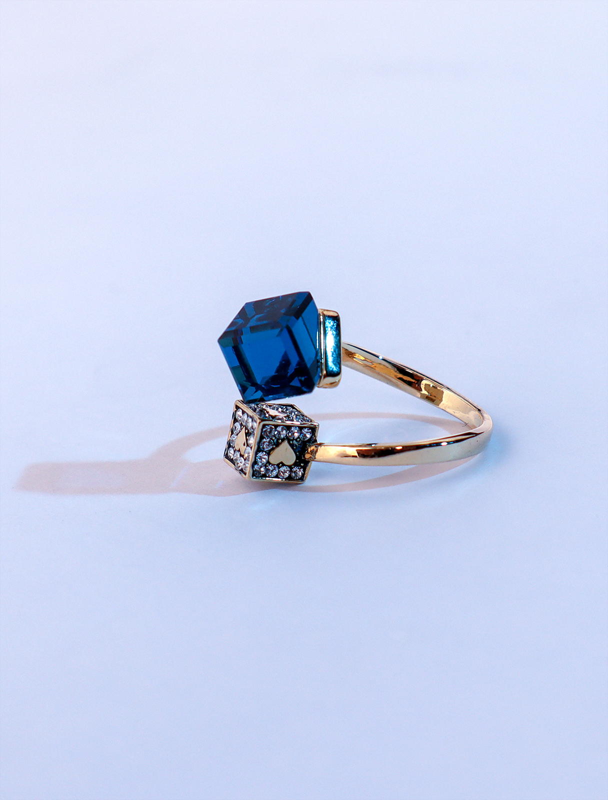 Cube design ring with sapphire blue stone