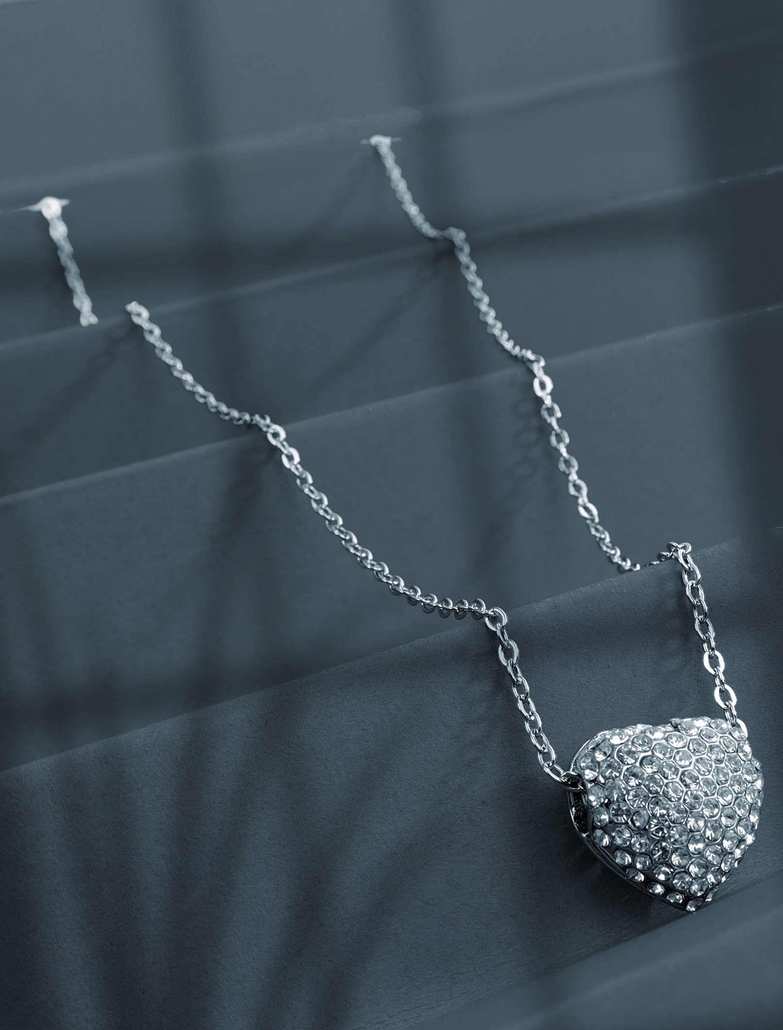 Hollow heart pendant necklace decorated with crystals