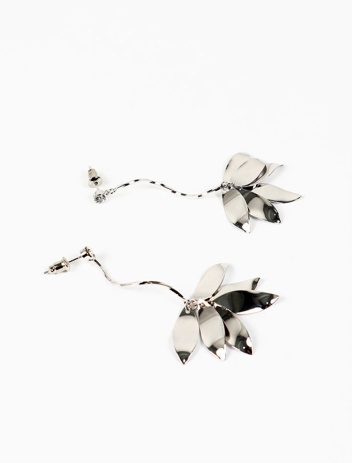 Drop earrings in the form of corrugated leaves