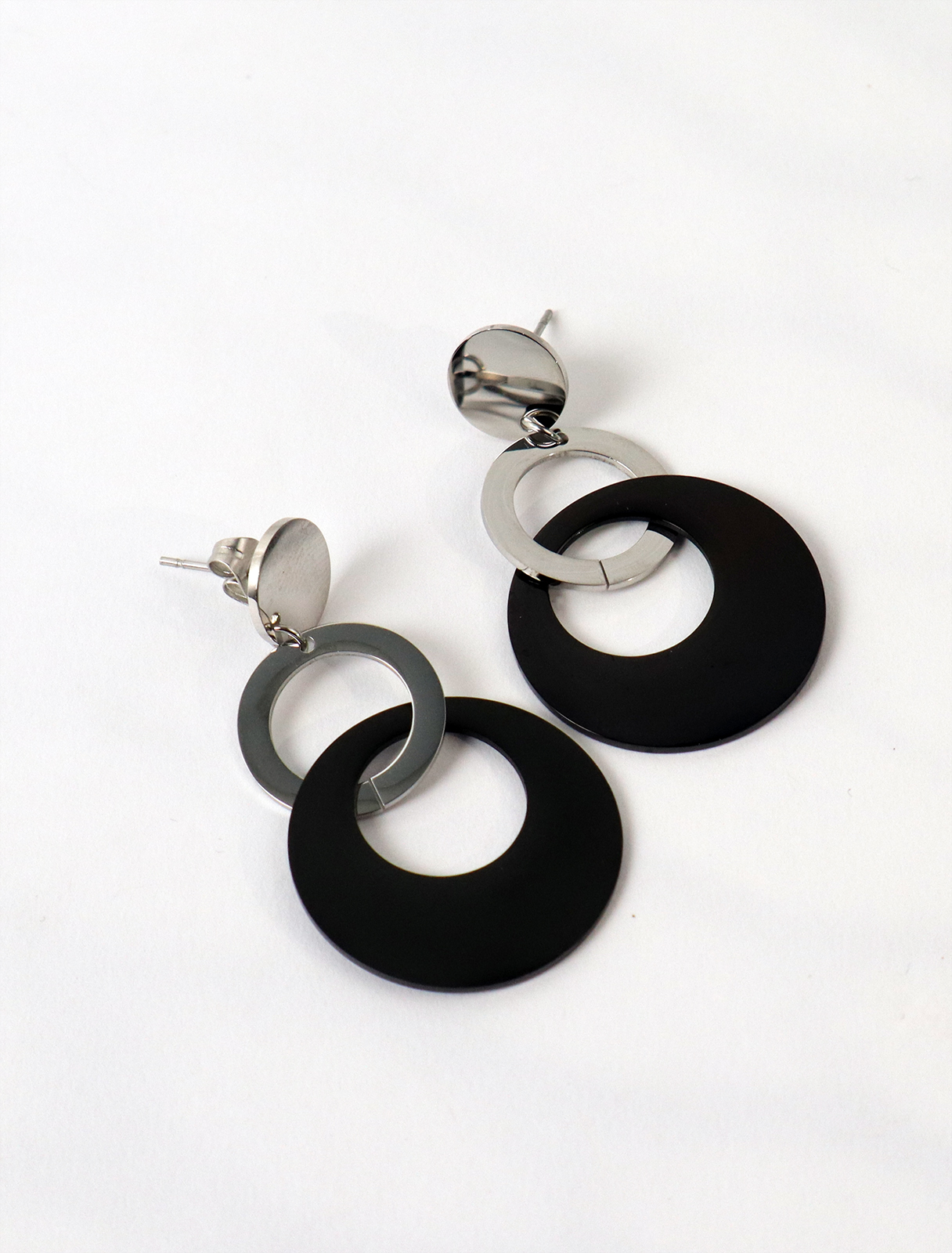 Drop earrings with interlocking rings